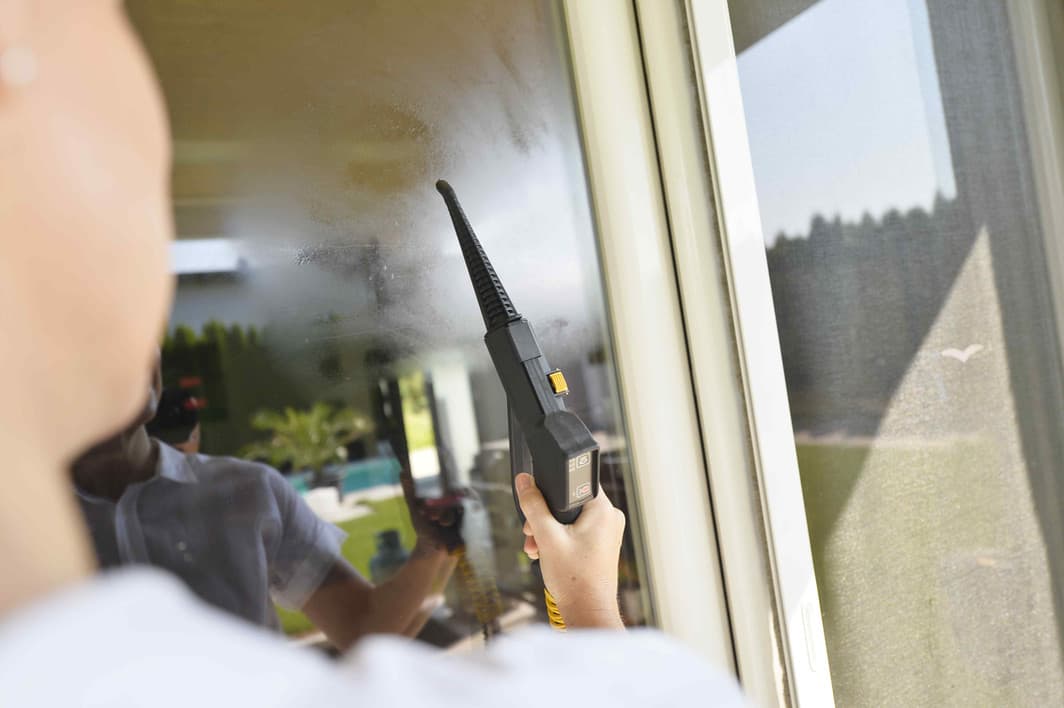 Fensterputzen mit Mikrotrockendampf 